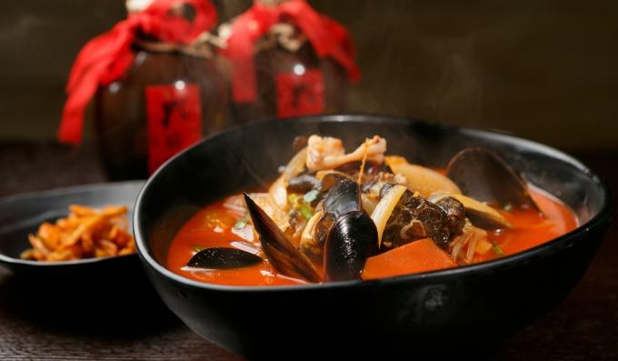 समुद्री भोजन के साथ कोरियाई मसालेदार नूडल सूप