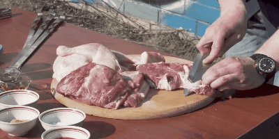 बारबेक्यू मांस पकाने के लिए कैसे: निकालें नसों और हड्डियों और एक ही क्यूब्स का एक टुकड़ा काट
