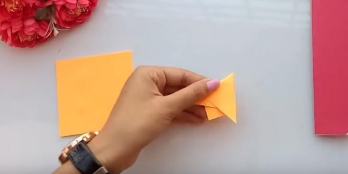 तीन अलग अलग रंग के कागज काटें, दो समान छोटे वर्ग