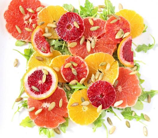 संतरे, arugula और कद्दू बीज के साथ विटामिन सलाद