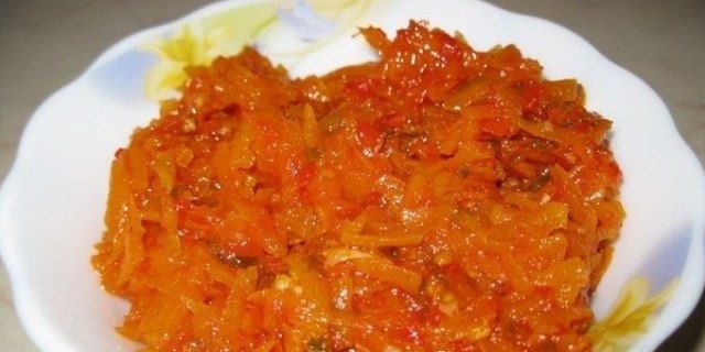 कैसे गाजर, टमाटर और मिर्च से सर्दियों गाजर का सलाद के लिए तैयार करने के लिए