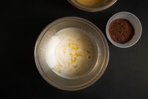 कोको और क्रीम पनीर ब्राउनी बनाने के लिए, मक्खन को क्यूब्स में काट लें और पिघलाएं