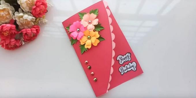 अपने हाथों से फूलों जन्मदिन के साथ एक कार्ड बनाने के लिए