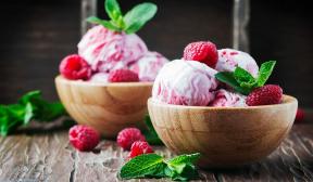 रास्पबेरी आइसक्रीम जो दुकान से बेहतर स्वाद लेती है
