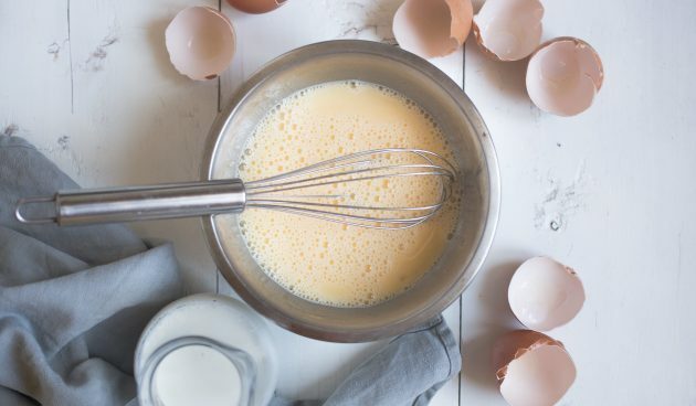 पनीर, एवरच, सरसों और तले हुए अंडे के साथ Quesadillas: भेड़ के अंडे के लिए व्हिस्क अंडे, नमक और दूध