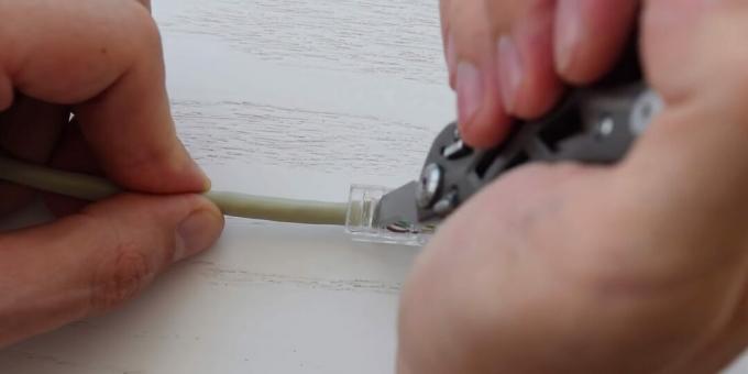 एक मुड़ जोड़ी केबल को कैसे समेटना है: कनेक्टर को सुरक्षित करें
