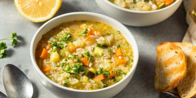 चावल, सब्जियों और नींबू के साथ सूप