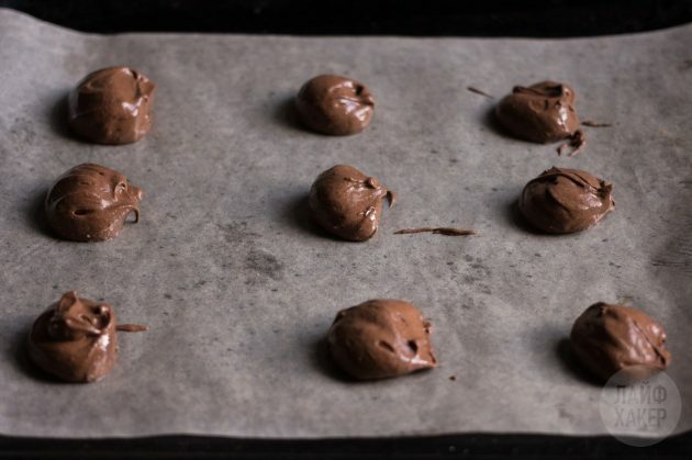 आटा रहित चॉकलेट चिप कुकीज: आटा को चर्मपत्र पर रखें