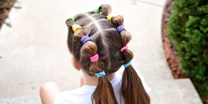 लड़कियों के लिए केशविन्यास: रबर बैंड के साथ कम ponytails