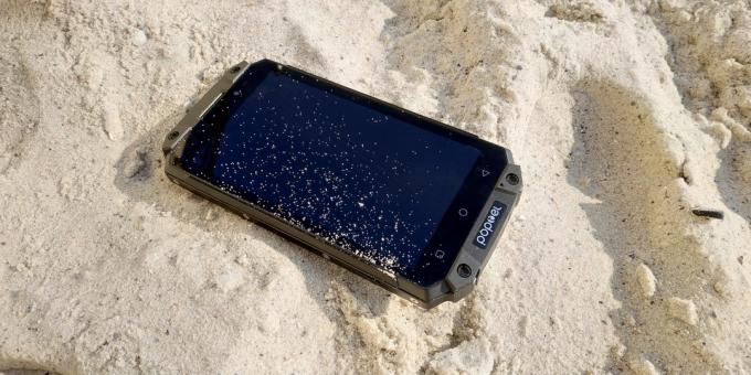 स्मार्टफोन Poptel P9000 मैक्स संरक्षित: समुद्र तट पर