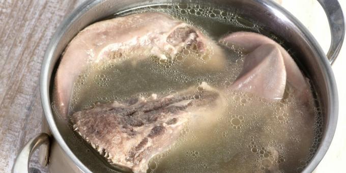 सॉस पैन में पोर्क जीभ को कैसे और कितना पकाना है