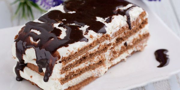 व्हीप्ड क्रीम और चॉकलेट टुकड़े के साथ केक पेस्ट्री