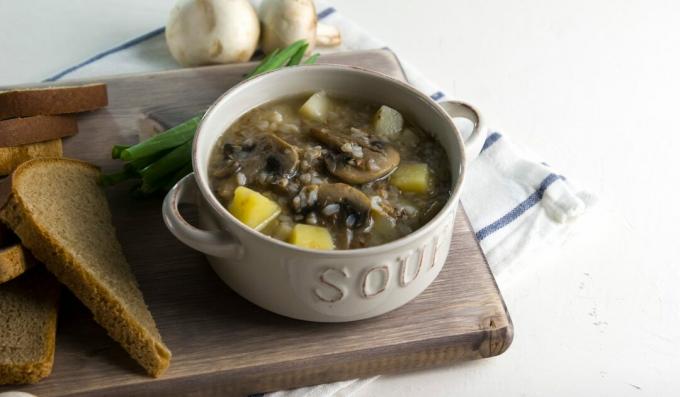 मशरूम के साथ शाकाहारी एक प्रकार का अनाज सूप