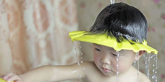 बच्चे के बाल धोने के लिए छज्जा