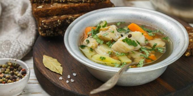 धीमी कुकर में सब्जियों के साथ साधारण मछली का सूप