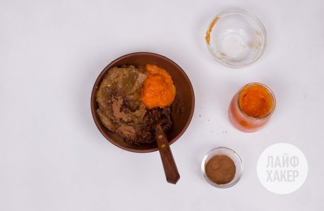 कद्दू एनर्जी कैंडी: कद्दू प्यूरी, दालचीनी, और मूंगफली का मक्खन जोड़ें