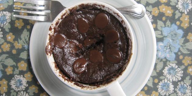 एक कप में चॉकलेट कप केक: त्वरित भोजन बनाने की विधि