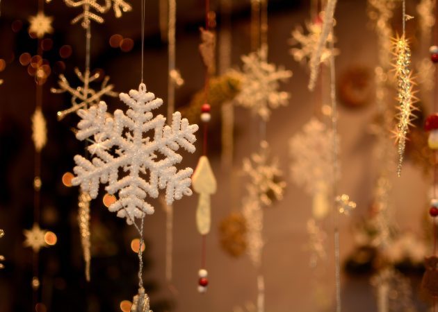 सजाने एक क्रिसमस का पेड़: बर्फ़ कागज के बने