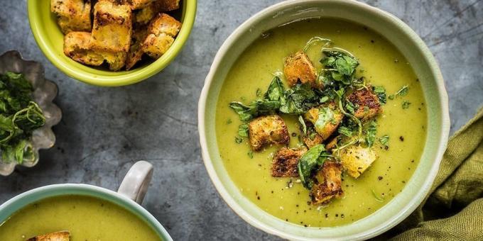 पालक, नारियल का दूध और स्वाद croutons के साथ तोरी सूप का मसालेदार क्रीम