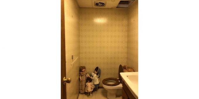 शौचालय में गुड़िया