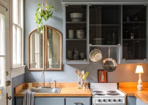 छोटे रसोई डिजाइन: चमकदार दर्पण और फर्नीचर
