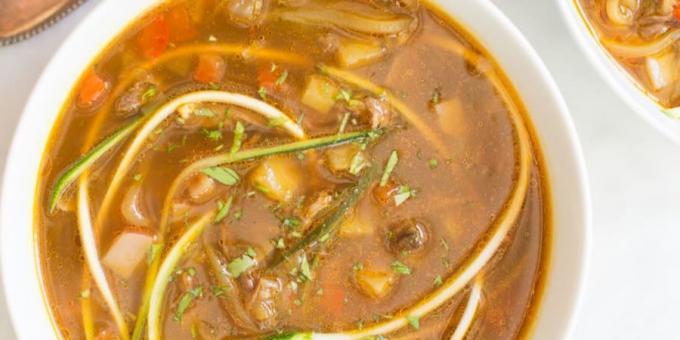 नूडल्स तोरी के साथ सब्जी का सूप 