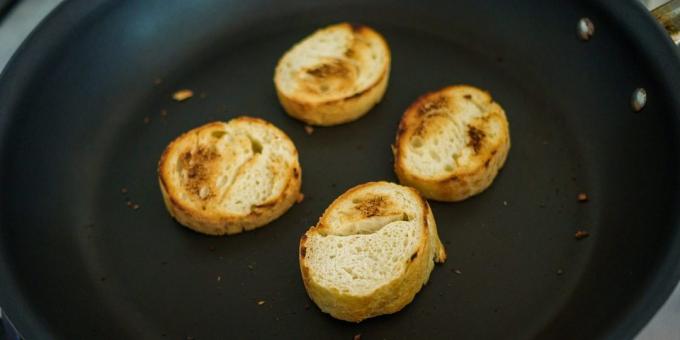 कैसे फ्रेंच प्याज सूप तैयार करने के लिए: सूखी रोटी स्लाइस