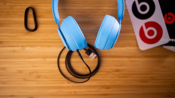 नई बीट्स का अवलोकन सोलो प्रो: कैसे वास्तव में सक्रिय शोर रद्द करने और एक शांत डिजाइन के साथ संचालित करने के लिए हेडफोन