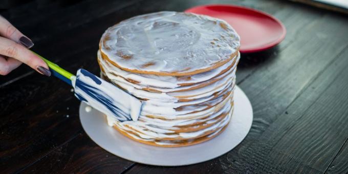 पकाने की विधि केक "शहद केक": केक पक्षों पर क्रीम लगाने