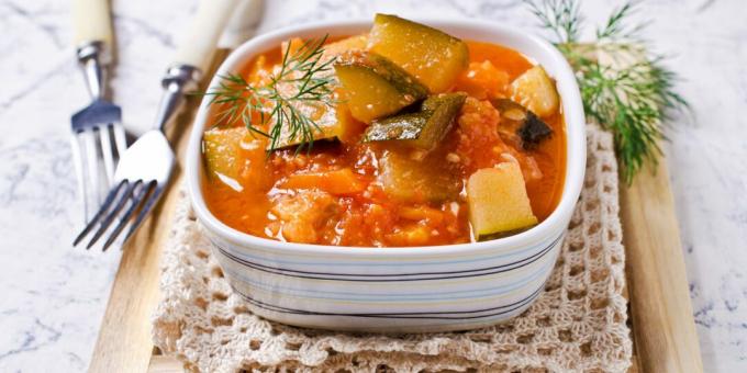 सर्दियों के लिए गाजर, प्याज और टमाटर के साथ तोरी सलाद
