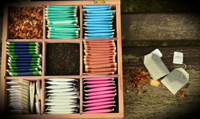 चाय बैग: एक लकड़ी की सतह