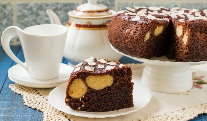 नारियल-दही बॉल्स के साथ चॉकलेट केक