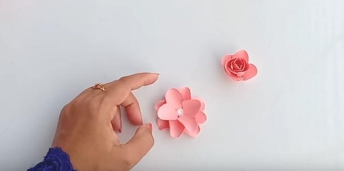 अपने खुद के हाथों से जन्मदिन कार्ड: कटौती भागों गोंद, एक सुंदर फूल पाने के लिए
