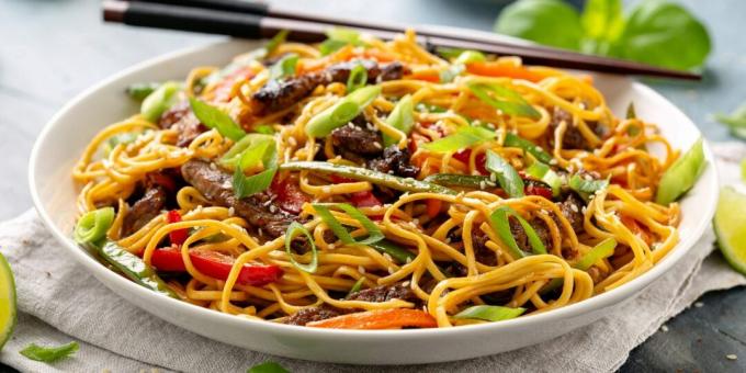 नूडल्स के साथ एशियाई शैली में तला हुआ बीफ