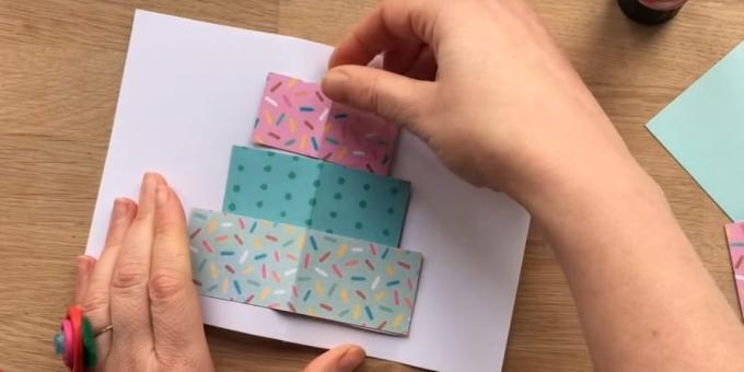 केक का भविष्य आकार के रंगीन कागज तीन परतों से एक आयत काटें