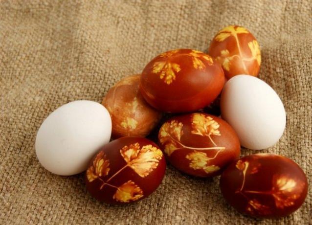 अच्छे विचार के साथ साथ प्राकृतिक रंगों: ईस्टर अंडे बनाने के लिए