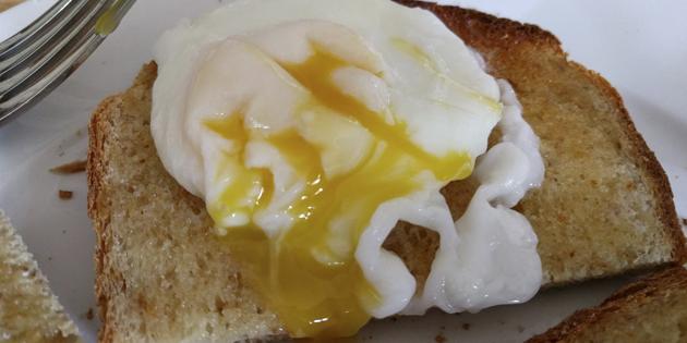 व्यंजनों की तेजी से बनाने की विधि: मसालेदार सॉस के साथ सिकी अंडे 