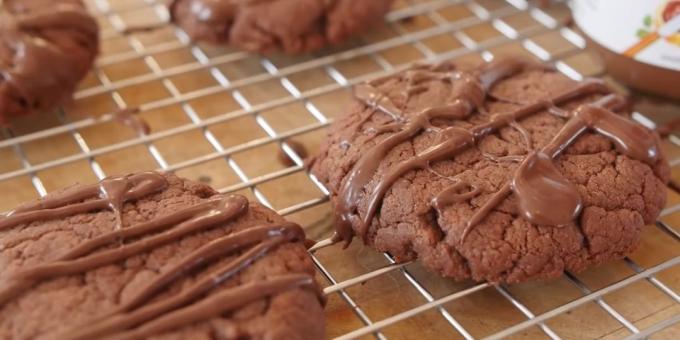कैसे एक साधारण चॉकलेट चिप कुकीज़ पकाने के लिए