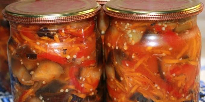 गाजर, काली मिर्च और केचप के साथ बैंगन: स्वादिष्ट सर्दियों में बैंगन