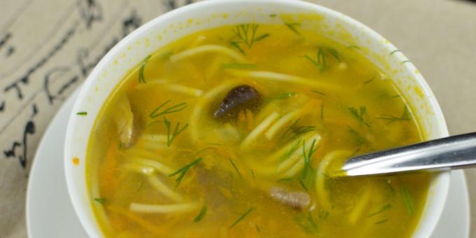 चिकन और नूडल्स के साथ सूखे से बेहतरीन किस्म मशरूम की सूप