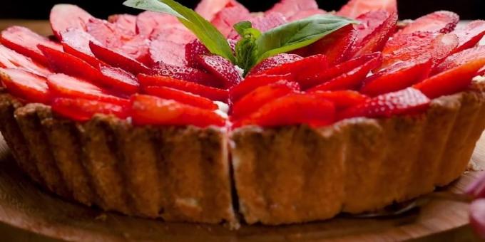 स्ट्रॉबेरी, पनीर और मलाई के साथ रेत केक