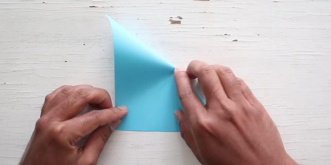 अपने हाथों से लिफाफा: विपरीत दिशा में कागज मोड़ 