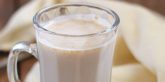 गर्म मक्खन रम और दूध: रम के साथ कॉकटेल