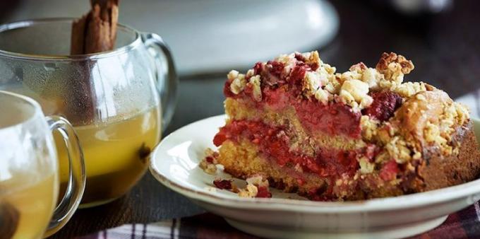पकाने की विधि: रास्पबेरी, शहद, व्हिस्की और ग्रेनोला के साथ केक