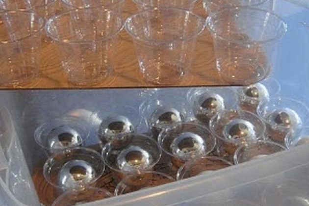 संग्रहण विवरण: क्रिसमस पेड़ गेंदों के लिए प्लास्टिक के कप