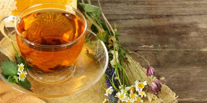 अनिद्रा से निपटने के लिए कैसे: कैमोमाइल चाय में मदद करता है