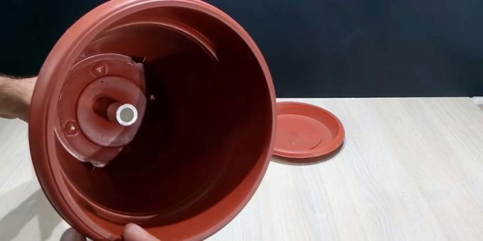 कैसे एक DIY फव्वारा बनाने के लिए: बर्तन के तल में पाइप डालें
