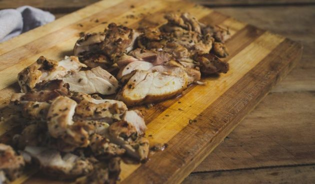 चिकन और दही की चटनी के साथ गायरोस: मक्खन के साथ एक कड़ाही गरम करें और लगभग 2-3 मिनट के लिए मांस को सॉस करें