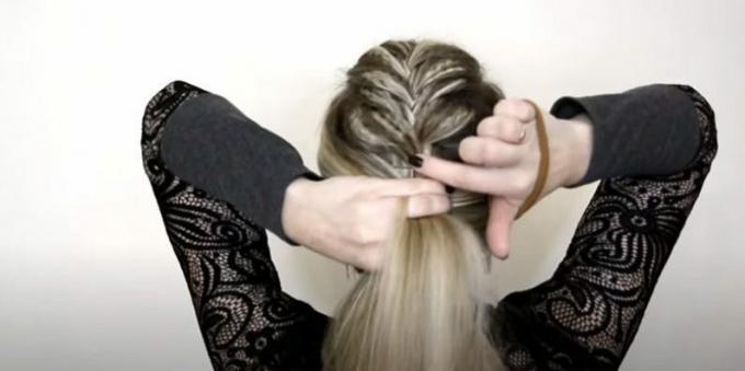 महिलाओं के गोल चेहरे के केश: अपने बालों को एक ऊँची पोनीटेल में बाँध लें