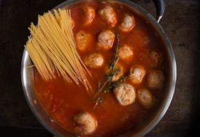 Meatballs और एक कटोरी में सॉस के साथ स्पेगेटी